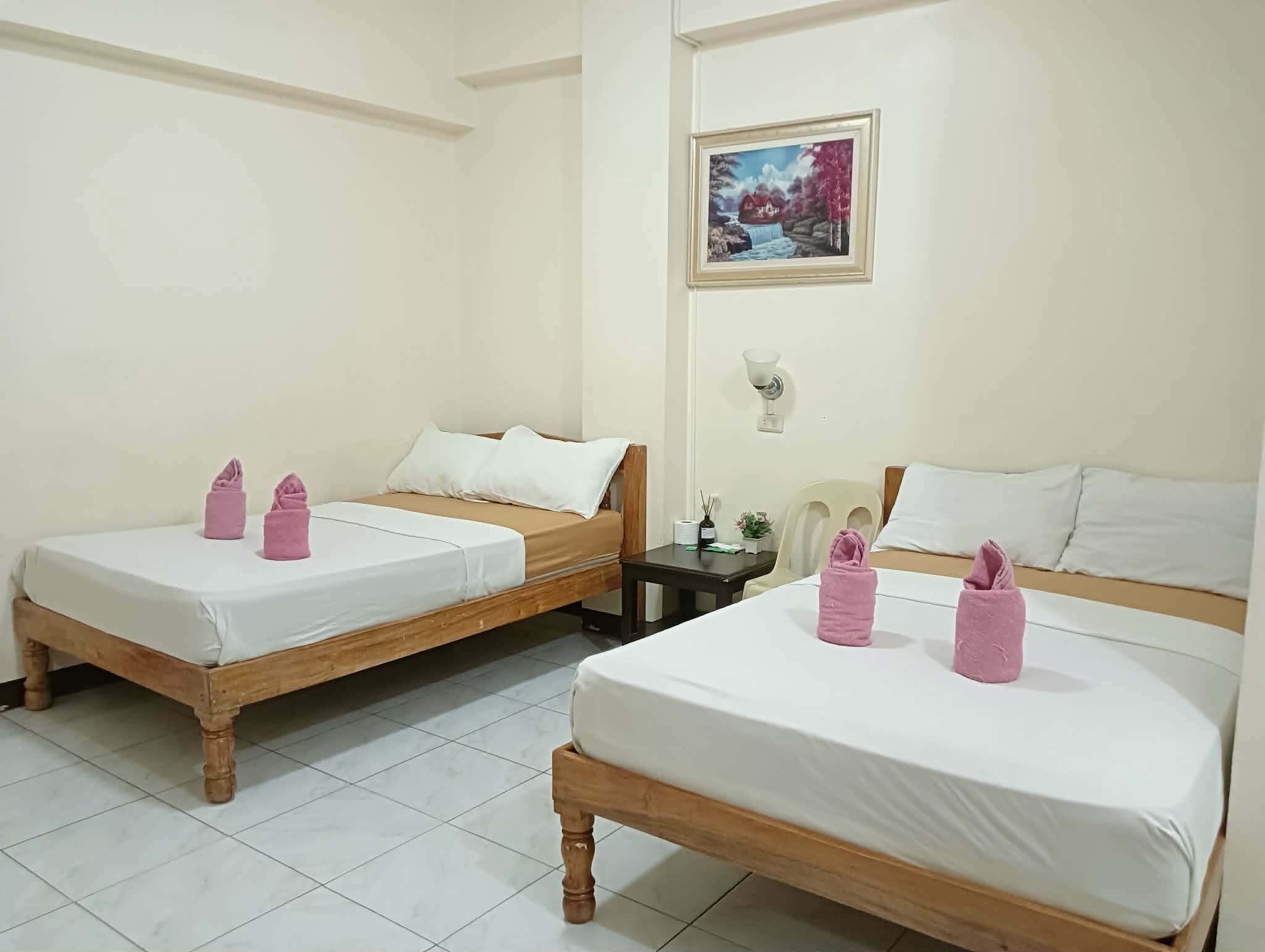 TWIN ROOM